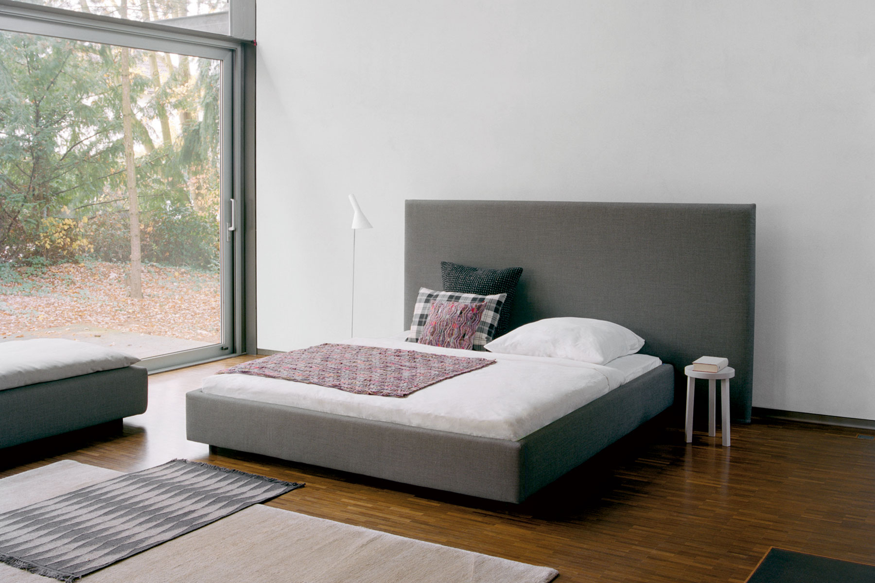 Schlafzimmer_Betten_e15_Pardis_grau_minimalistisch